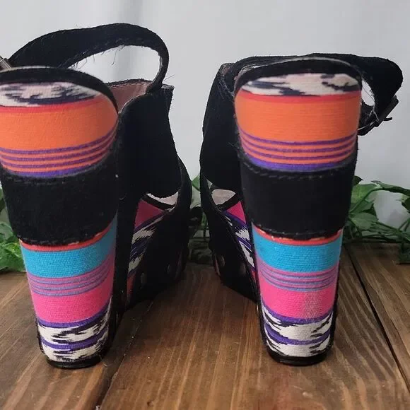 Betsey Johnson. Ajaya. Stylish Black and Multicolor Wedge Sandals. Size 9. - Picture 4 of 8